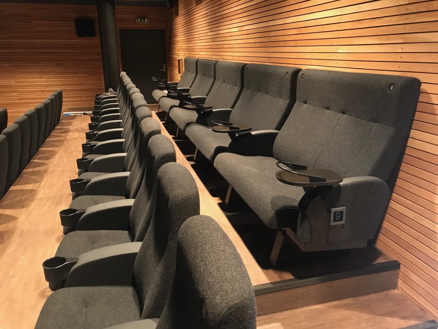 Skeie Sonate Sofa & Skeie Sonate Recliner - Sjøborg Kino