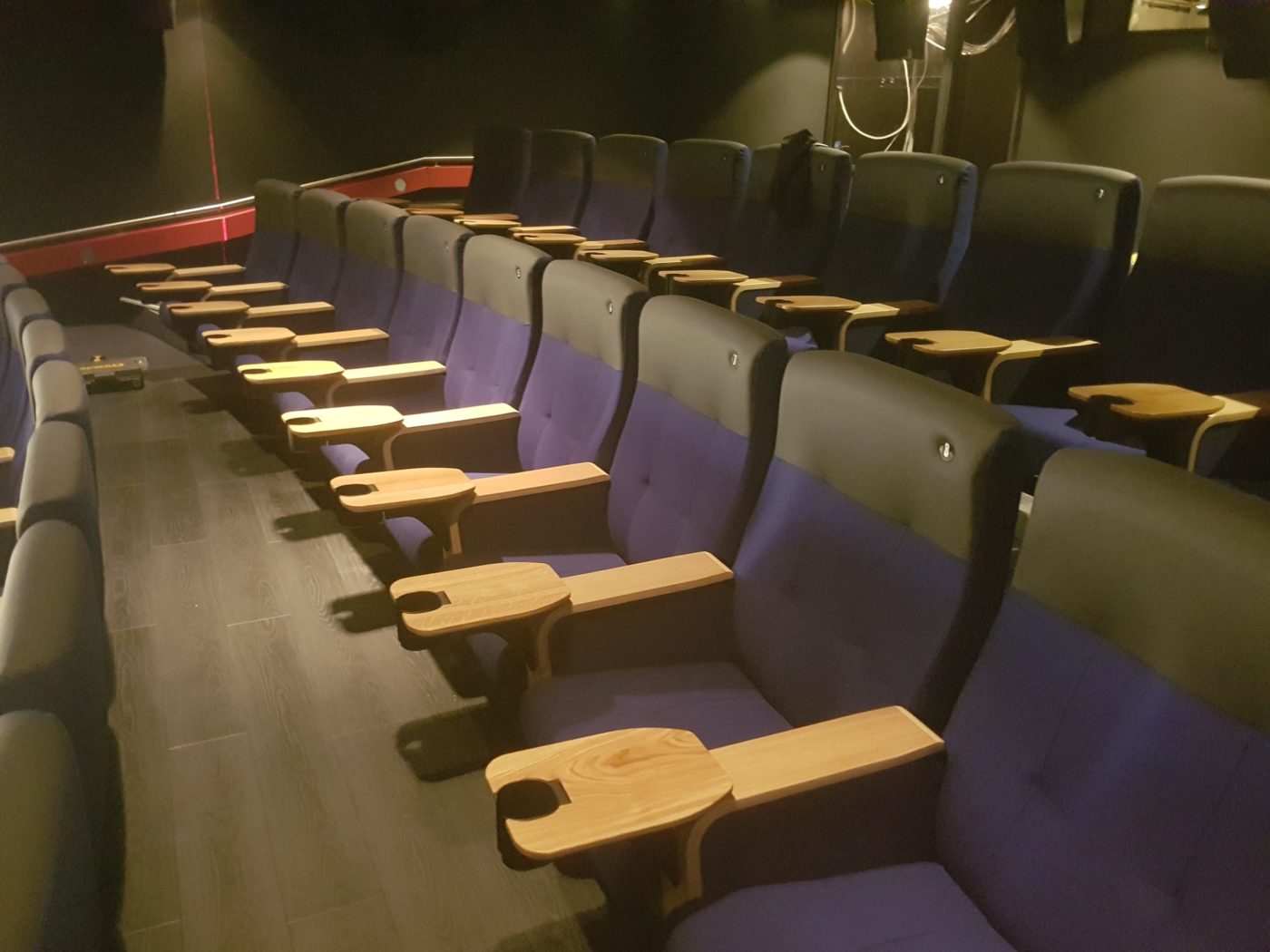 Skeie Solist - Table with integrated cup holder